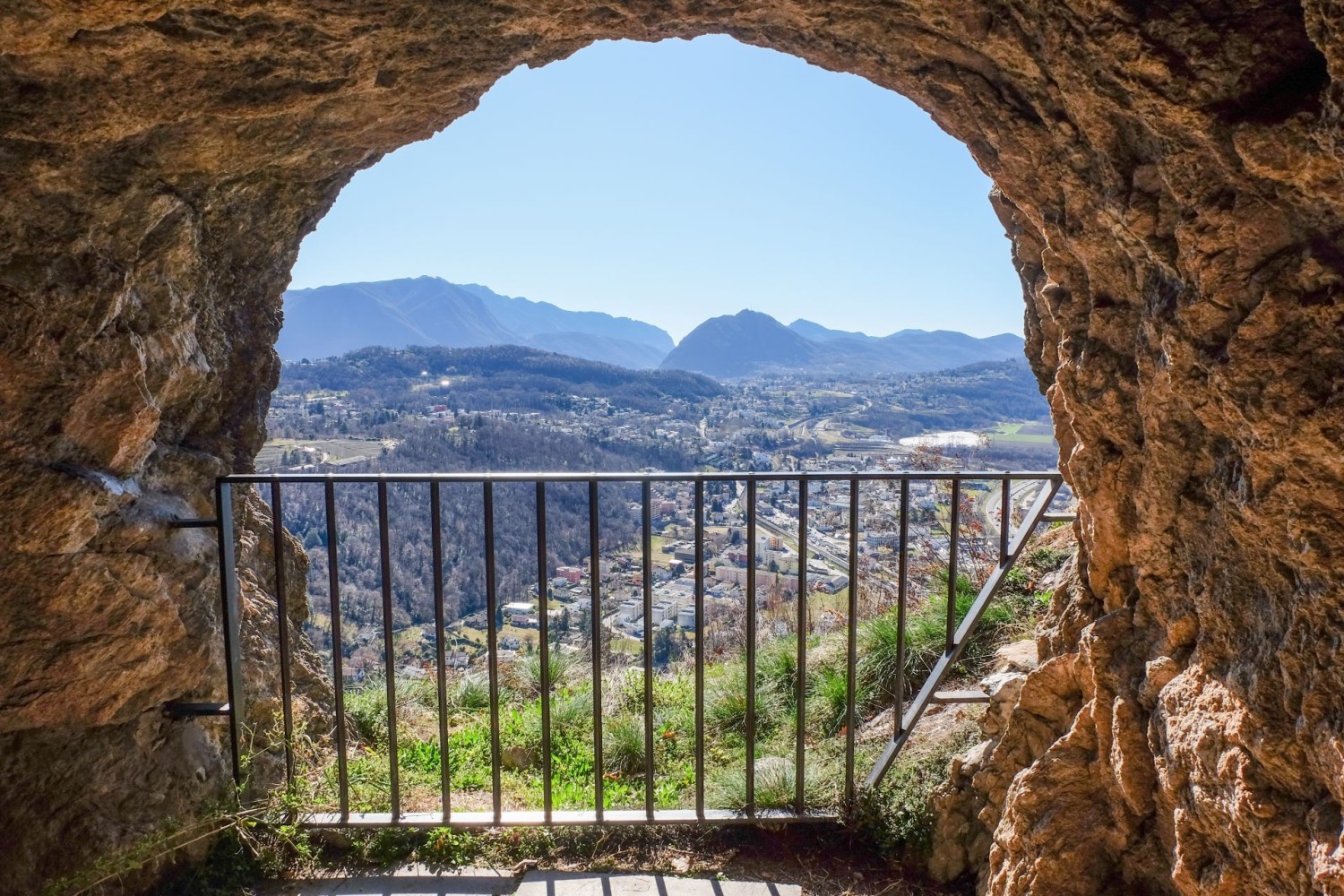 Près de la chapelle San Zeno, la vue porte sur le monde affairé de la plaine, près d’Agno.