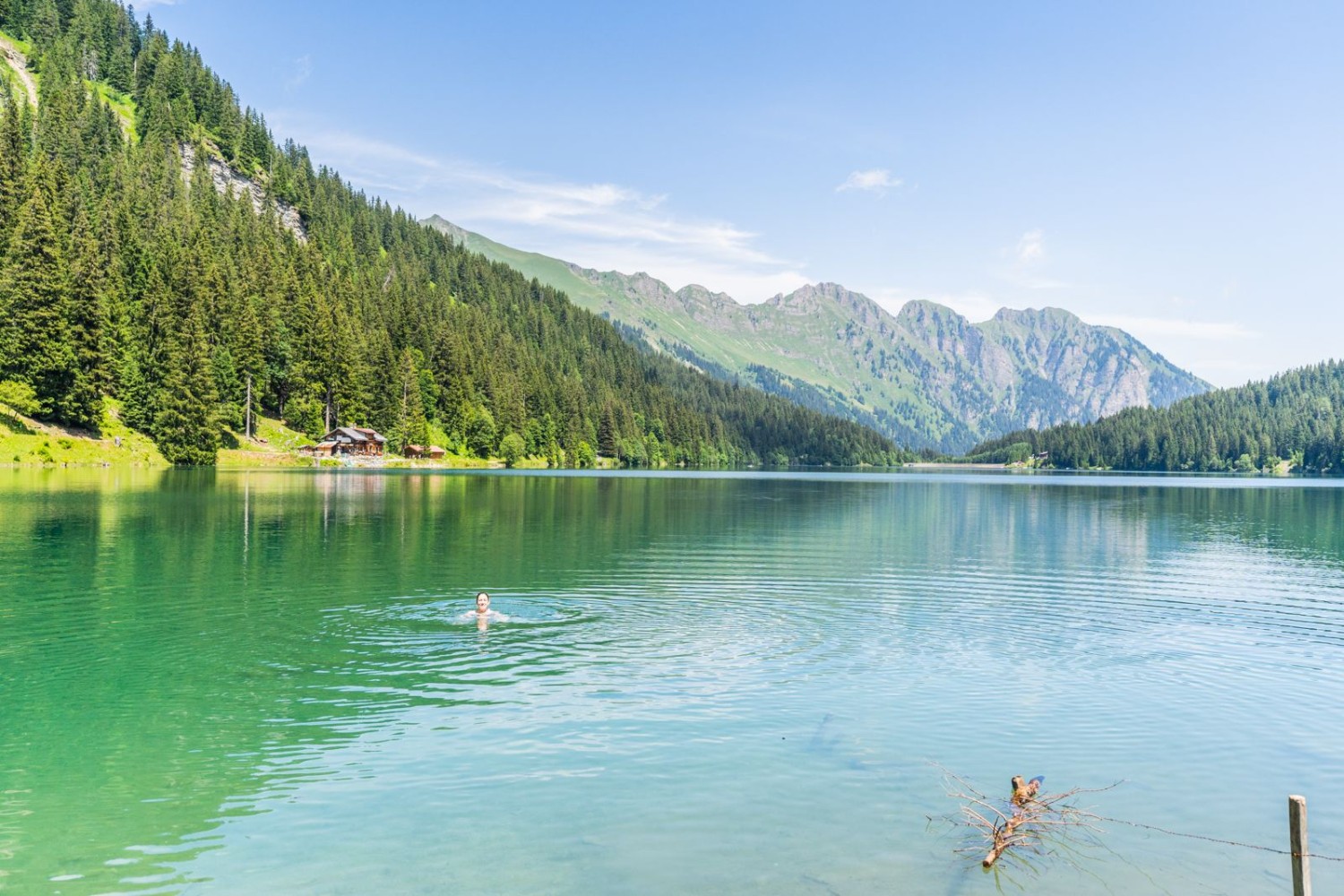 Un plongeon dans le lac d’Arnon rafraîchit les muscles échauffés par la marche.