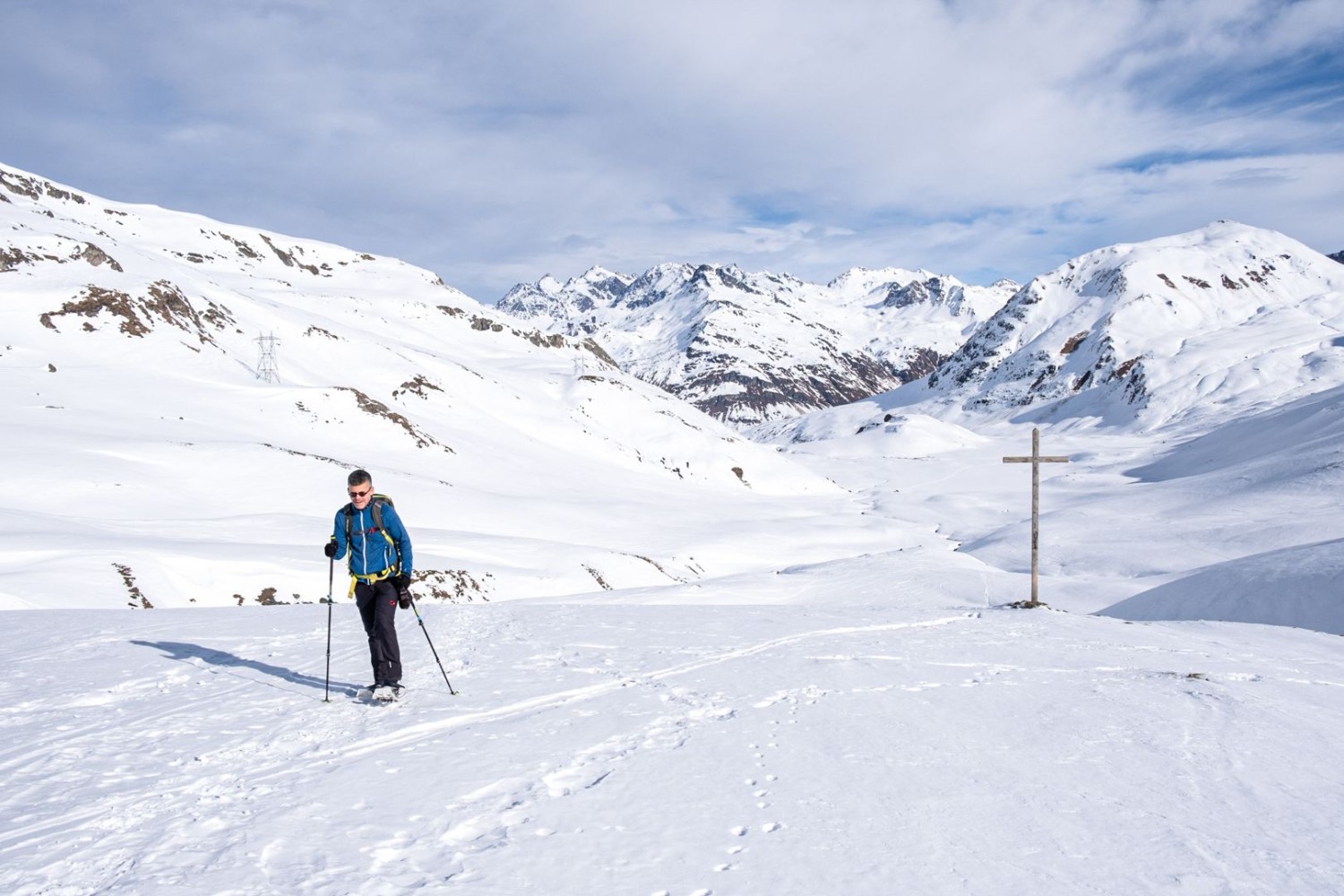 Das Kreuz vor dem Septimerpass weist den Wandernden den Weg.