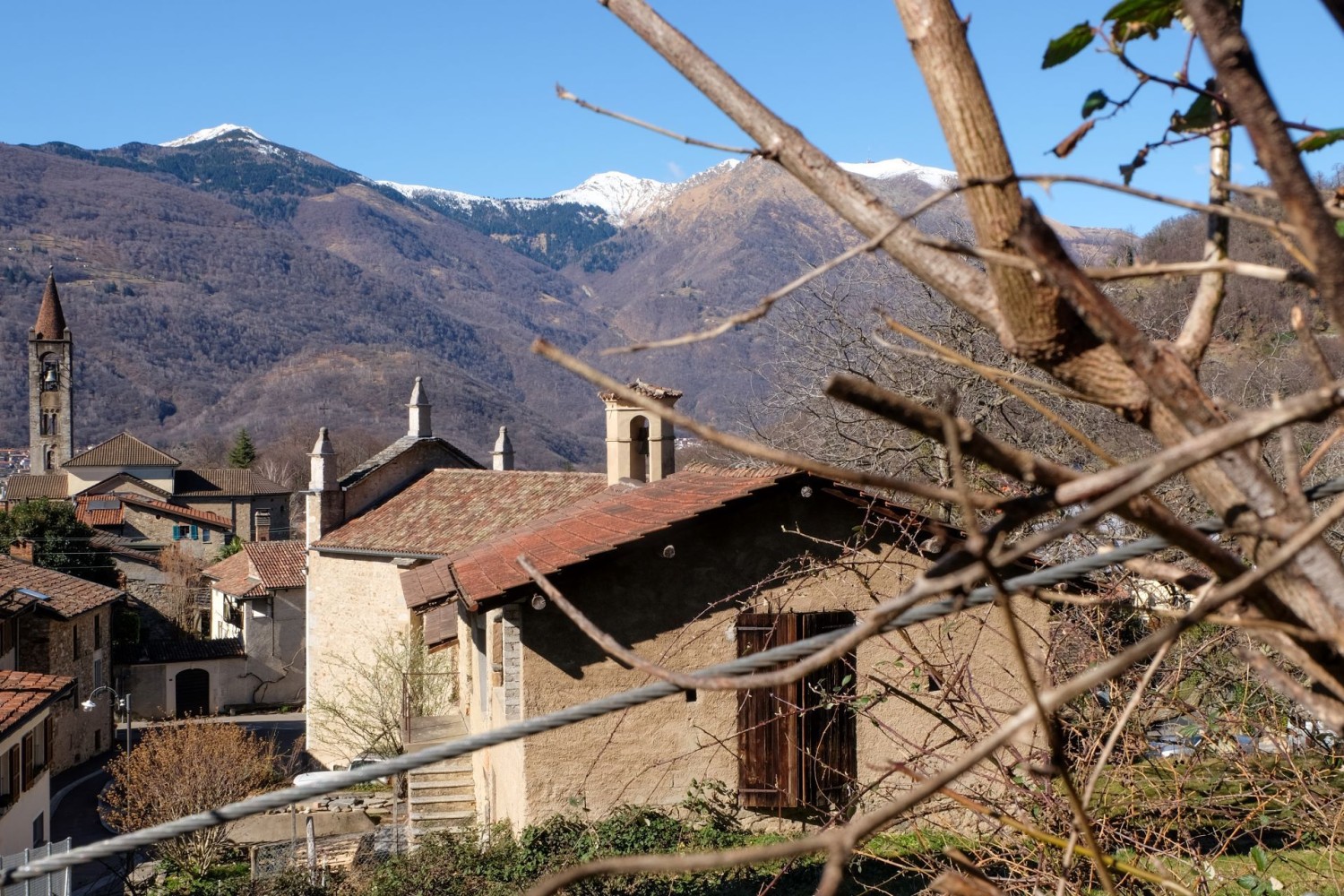 Vaglio: les forêts du Val Capriasca n’ont pas encore de feuillage et les montagnes sont couvertes de neige.