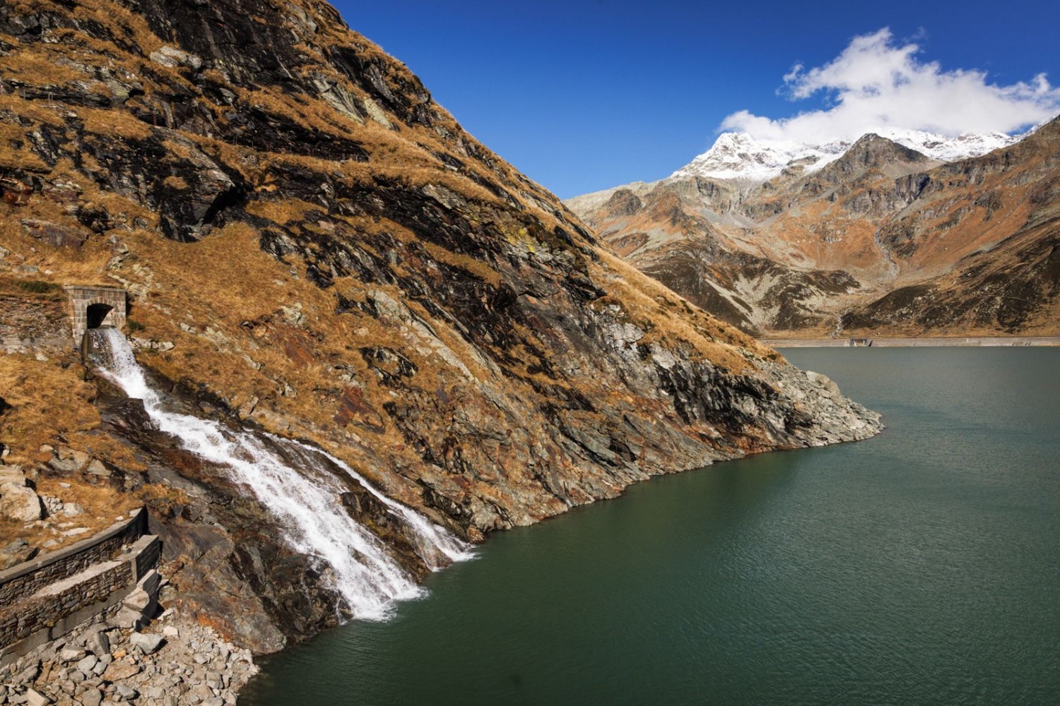 Am Lago di Montespluga kurz nach der Überquerung des Staudammes. Im Hintergrund das Surettahorn.