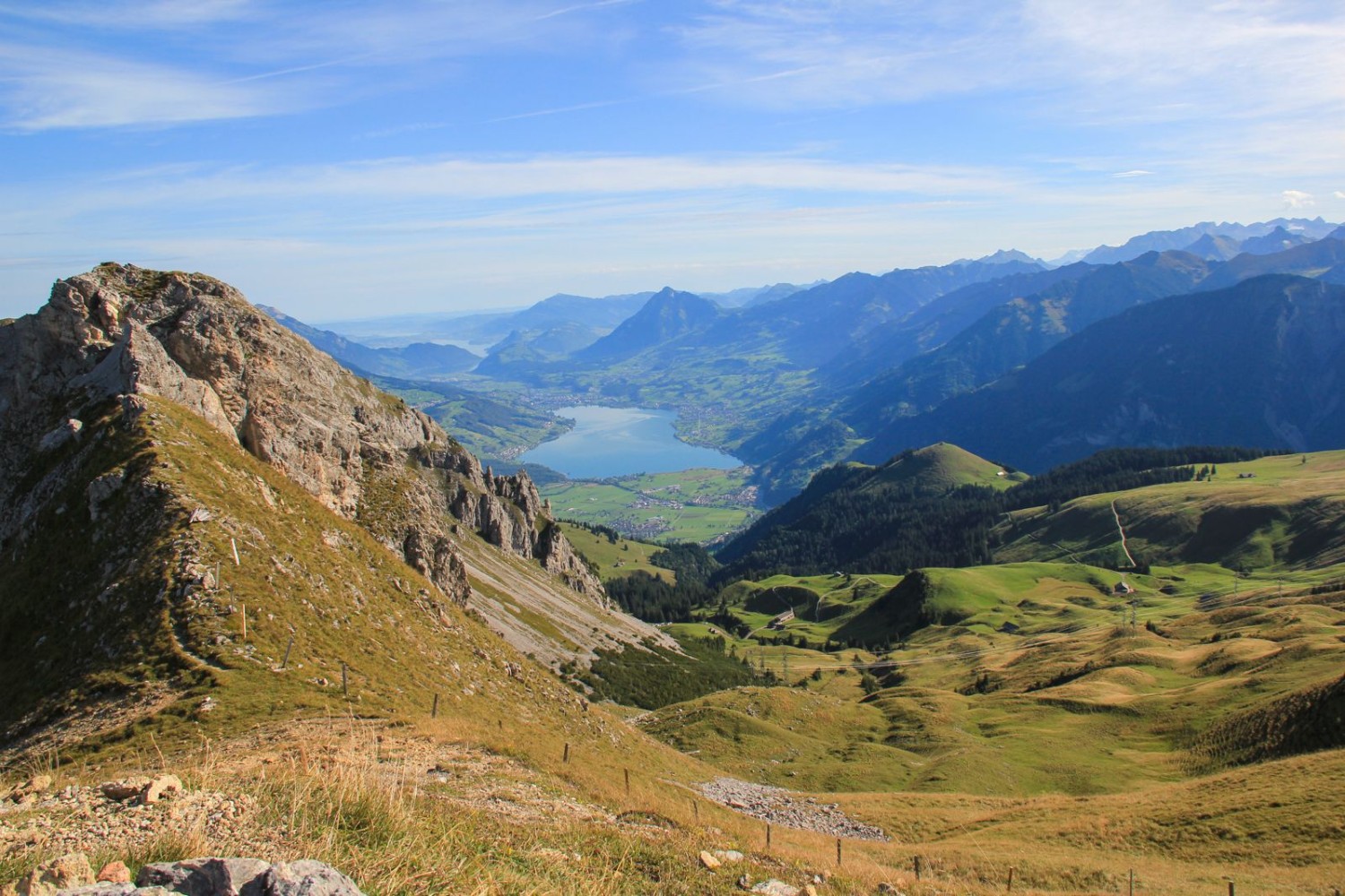 Les lacs de Sarnen et d’Alpnach ne formaient autrefois qu’un seul long lac. Vue dans la descente du Höch Gumme vers la Dundelegg sur la vallée de la Sarneraa.