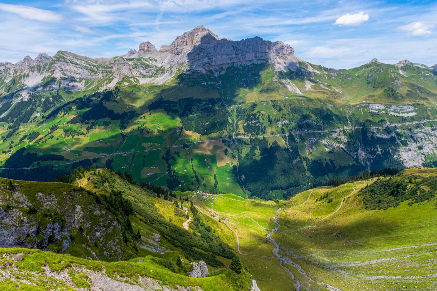 De l’autre côté de la vallée, le Schächentaler Windgällen trône majestueusement.