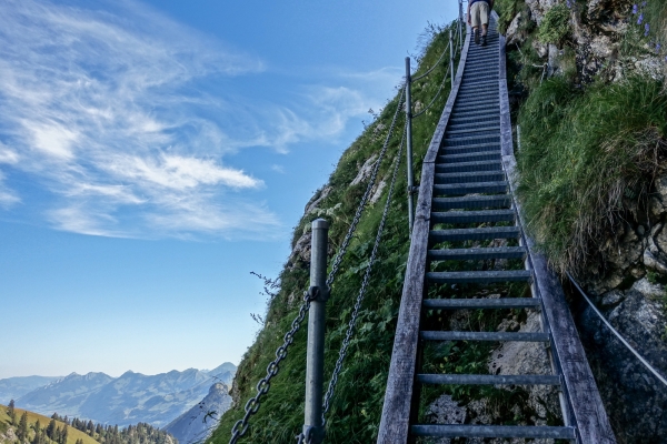 Randonnée panoramique surplombant Fribourg et Vaud