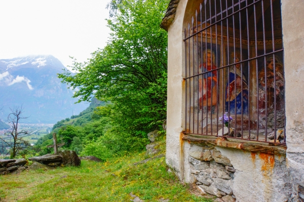 Den Kirchen folgend über dem Valle Leventina 