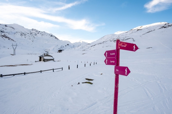 Chemins romains enneigés vers le col