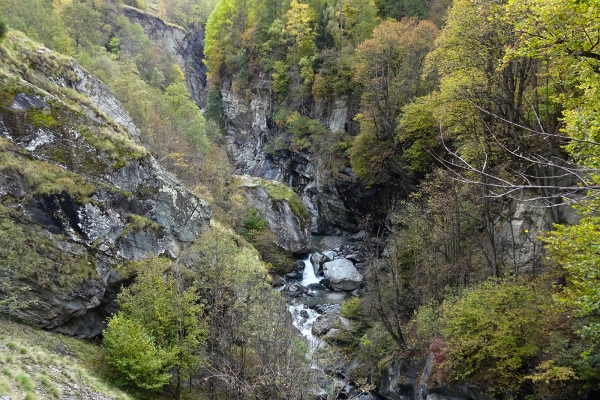 Vue plongeante dans la vallée de Saas