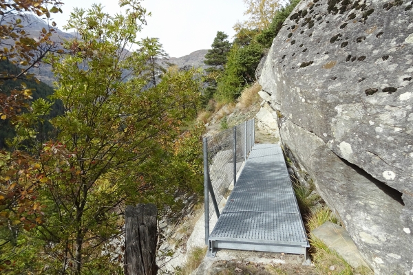 Vue plongeante dans la vallée de Saas