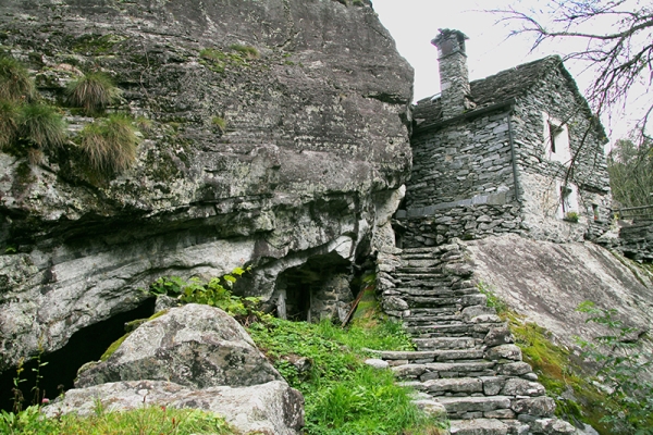 Steinig durchs steile Tal