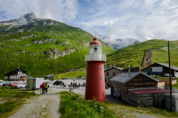 Durch 44 Kehren am Lolenpass