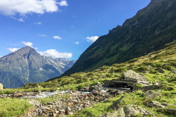 Un lac de montagne sous haute garde