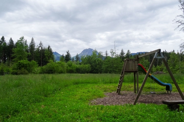 Entlang der Saane und umgeben von den Freiburger Voralpen