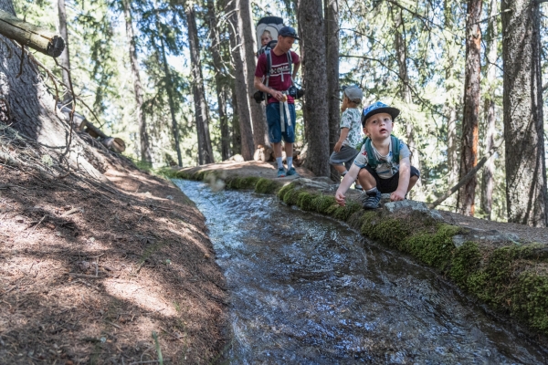 Randonnée féerique le long d’un bisse 