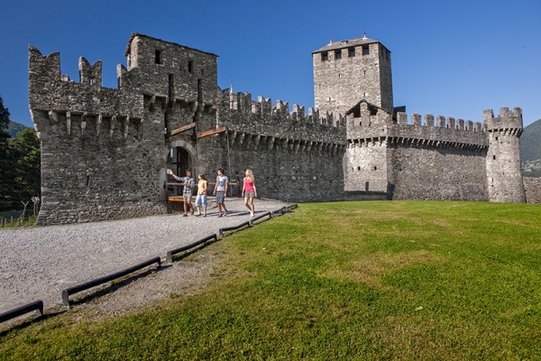 Tre castelli e un villaggio abbandonato