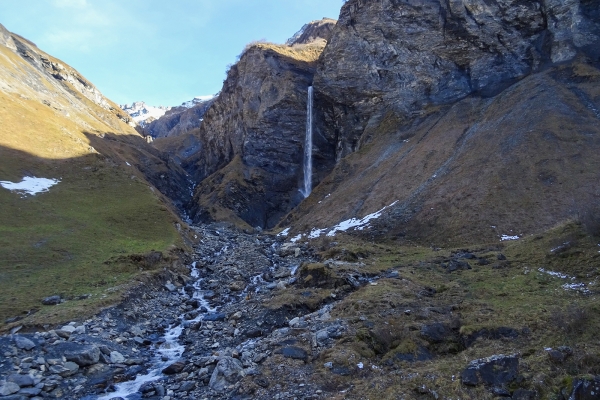 Zur Arena der Wasserfälle bei Batöni