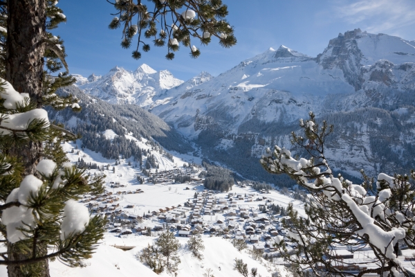 Vue plongeante sur la vallée du Kandertal