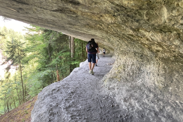 Coole Höhle im Val de Travers