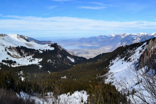 Schneeschuhwanderung über dem Genfersee