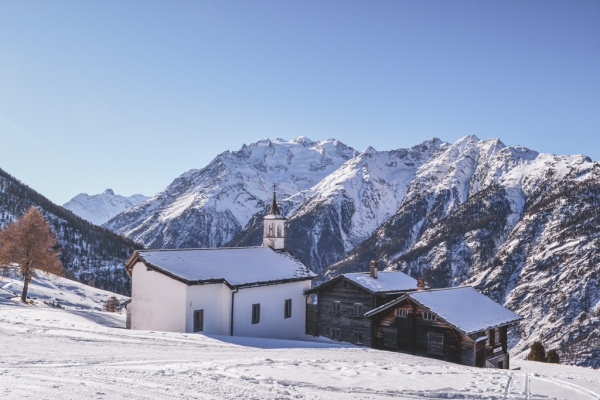 Du soleil au-dessus de la vallée de Saas