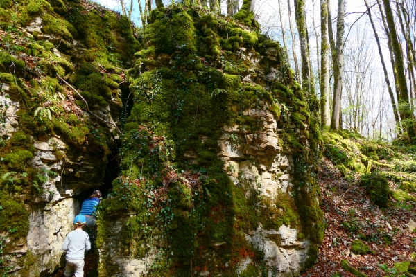 Den Grenzsteinen in der Ajoie nach