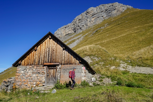 Luftiger Gipfel, scharfe Grate und weiter Himmel