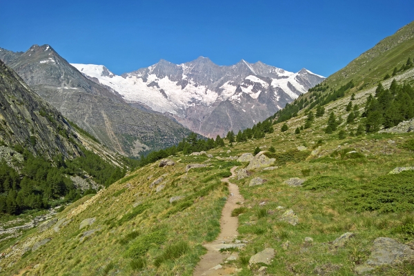 Chemins panoramiques dans la vallée de Saas