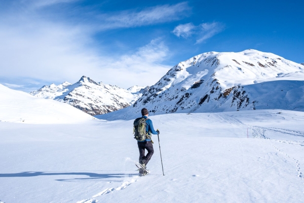 Chemins romains enneigés vers le col