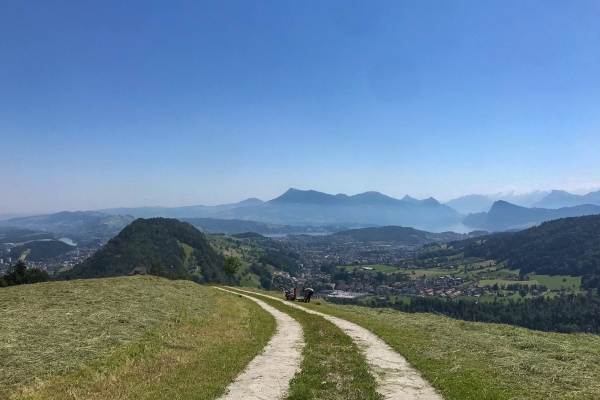 Randonnée familiale dans un paysage de drumlins