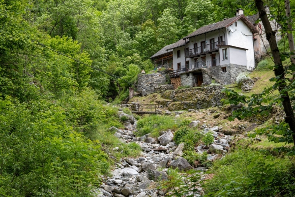 Sur des chemins isolés dans la verte Valle di Vergeletto