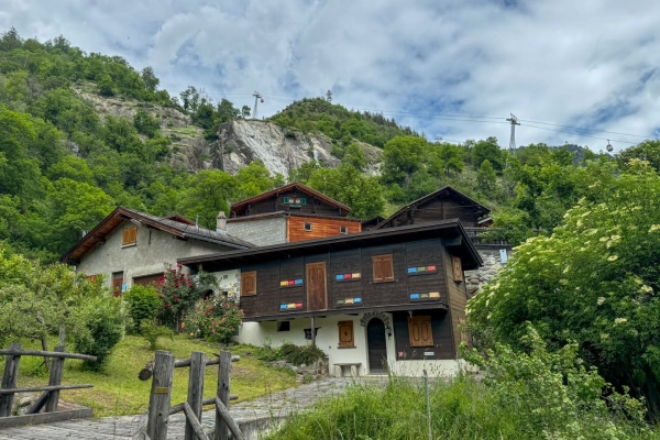 Selves de châtaigniers et pont suspendu