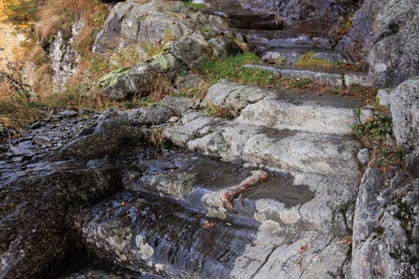 Sur la Via Spluga, traverser une gorge étroite pour atteindre le col du Splügen