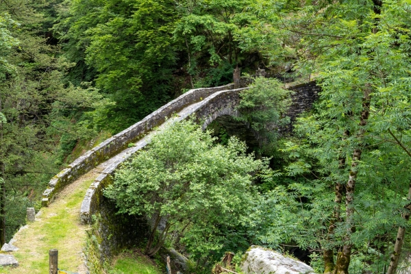 Sur des chemins isolés dans la verte Valle di Vergeletto