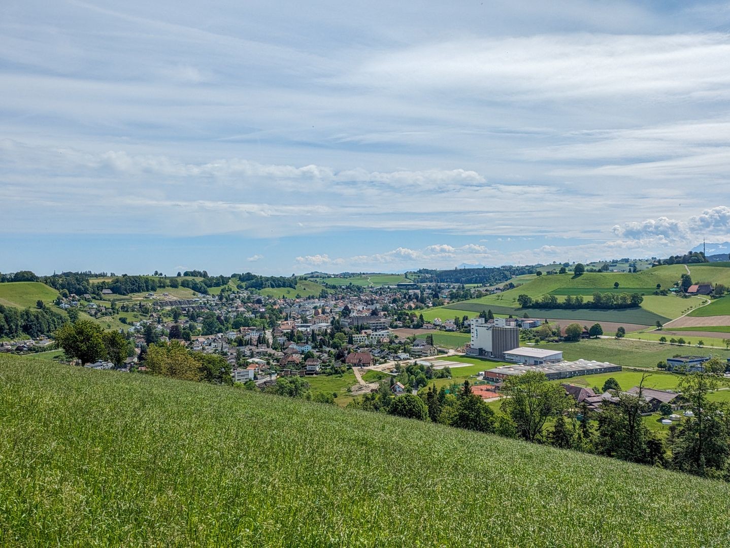 Blick auf Huttwil, eingebettet im Emmental