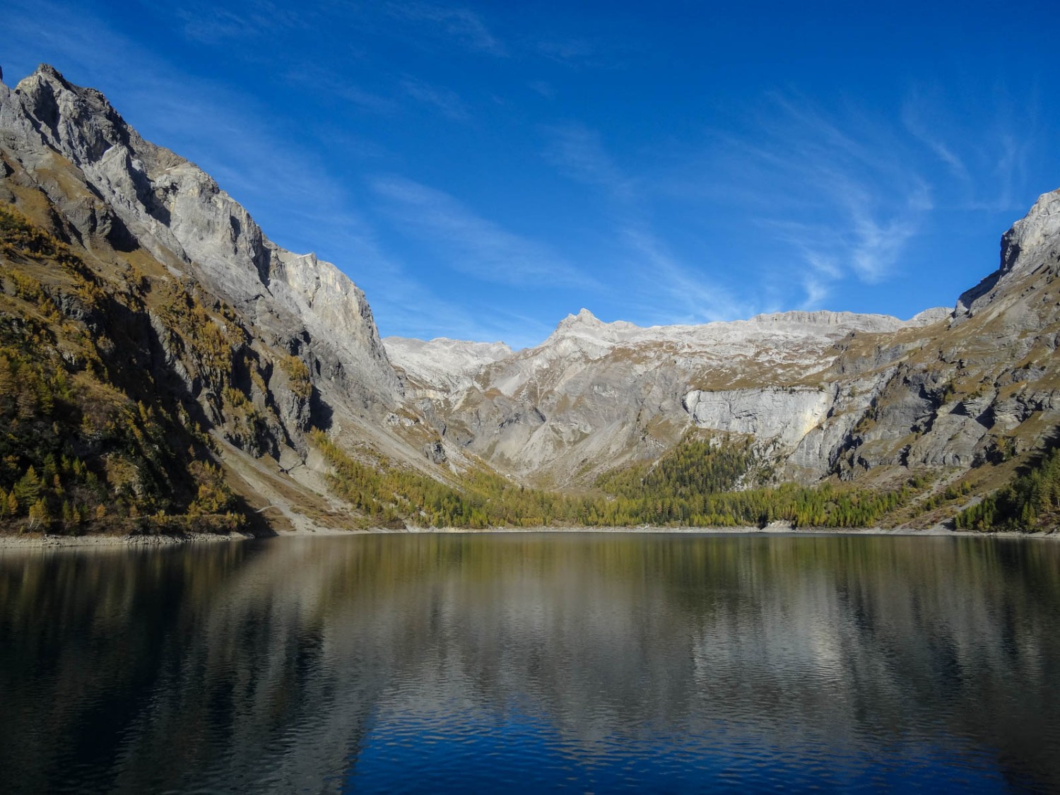 Der Stausee Lac de Tseuzier im Morgenlicht. Bild: Vera In-Albon