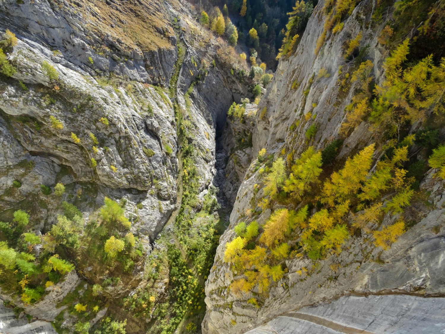 Ein kleiner Vorgeschmack: die Aussicht von der Staumauer. Bild: Vera In-Albon