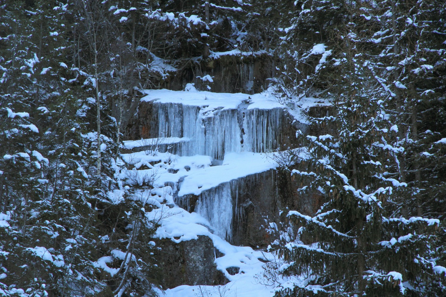 Auf dem Rückweg nach Göschenen trifft man auf schöne Eisformationen. Bild: Elsbeth Flüeler