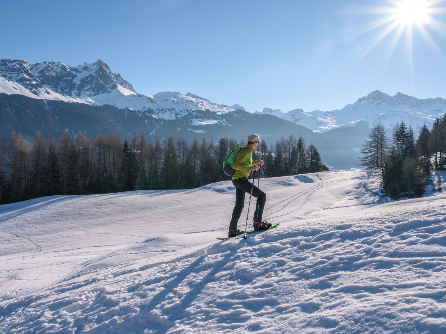 Die atemberaubende Aussicht im ersten Teil der Schneeschuhwanderung. Bild: Jon Guler