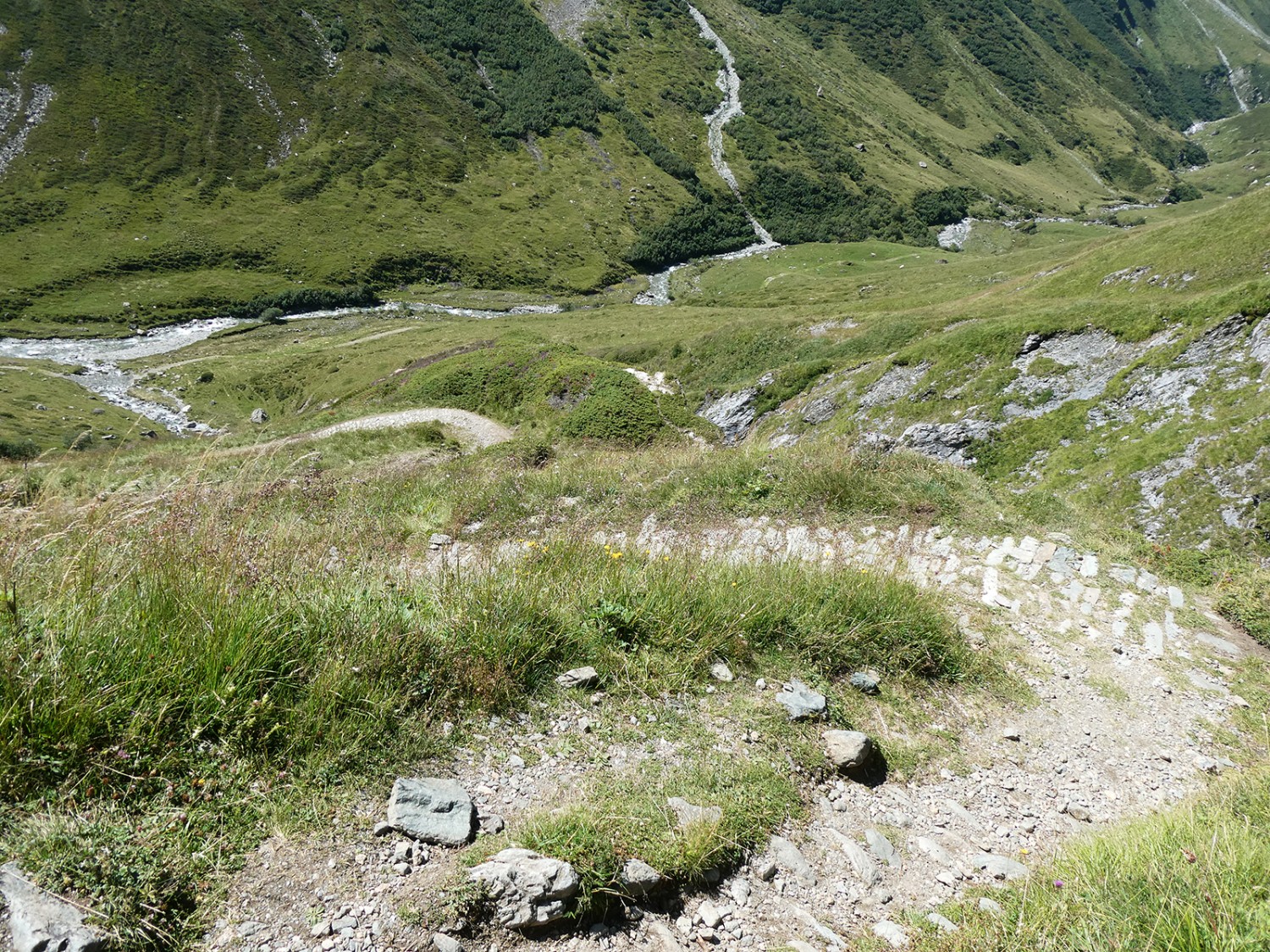 Breite Säumerwege machen den Aufstieg auf den Septimerpass angenehm.