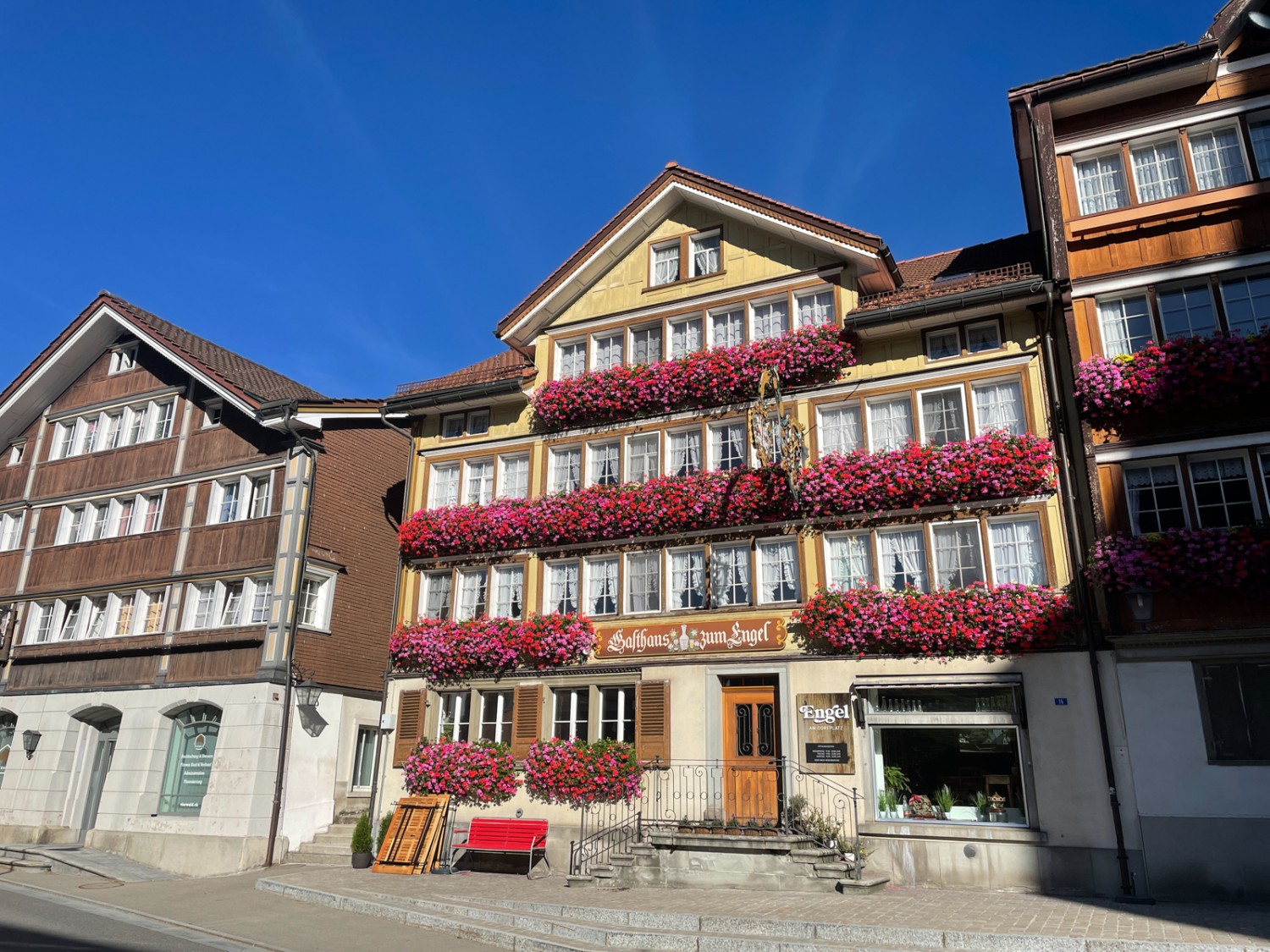 Herausgeputzter Dorfplatz in Urnäsch, wo die Wanderung startet. Bild: Claudia Peter