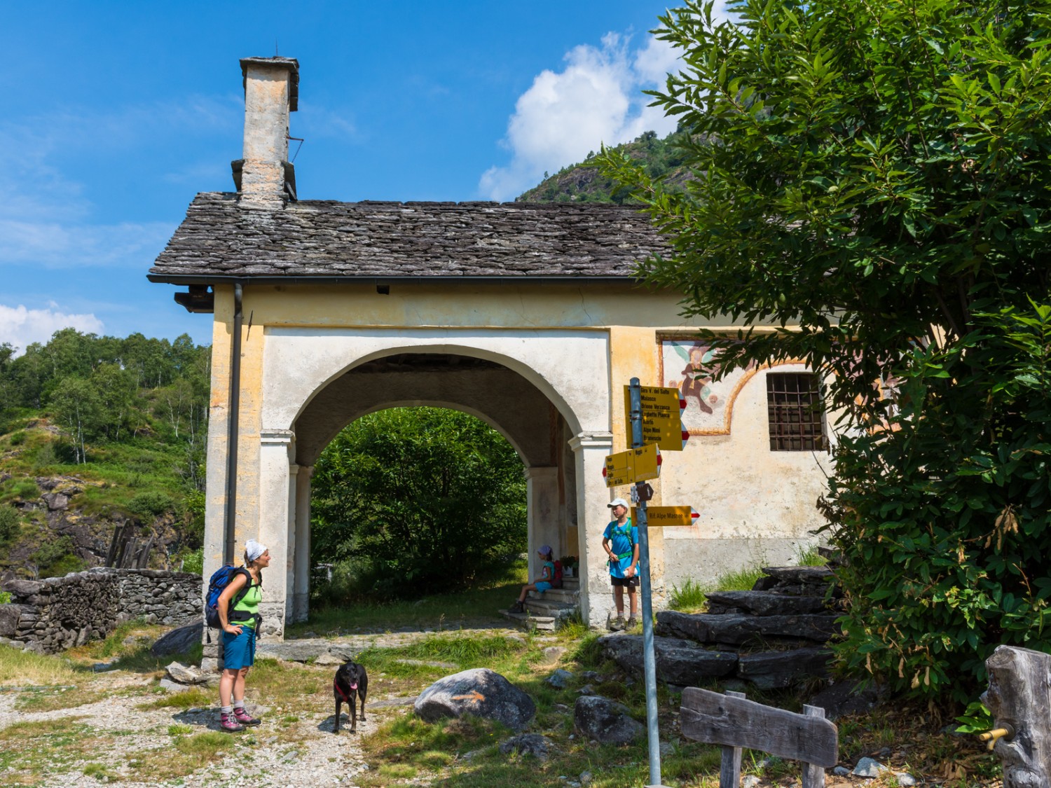 Arrivati alla Cappella della Pioda il sentiero si divide. Foto: Franz Ulrich