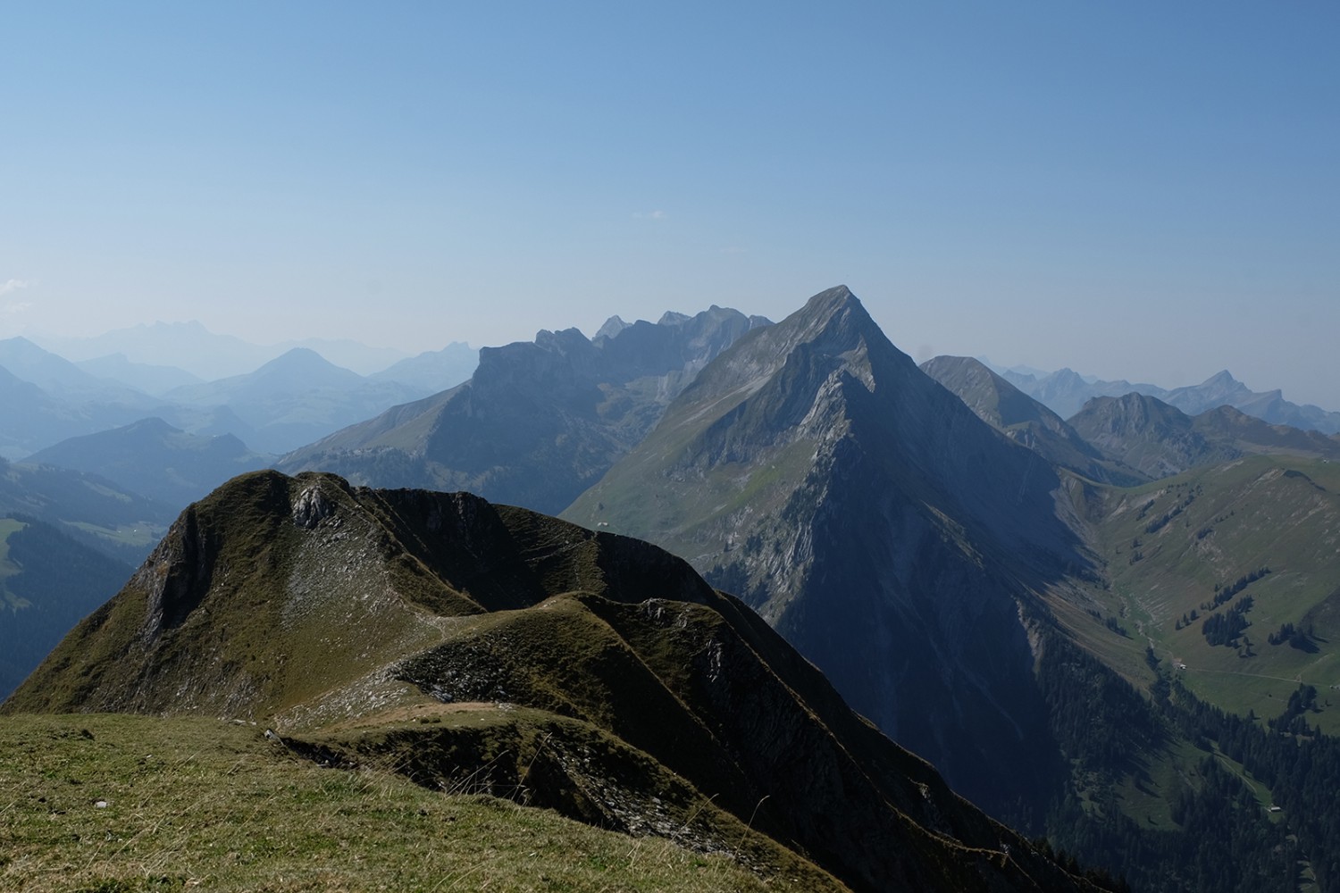 Vue vers le sud-ouest depuis la Hochmatt, avec la chaîne des Vanils.