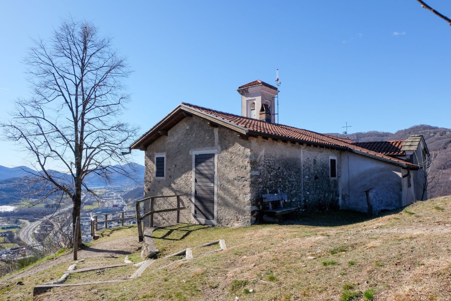 La Cappella di San Zeno, il primo edificio sacro di questa escursione, domina la Val d’Agno.