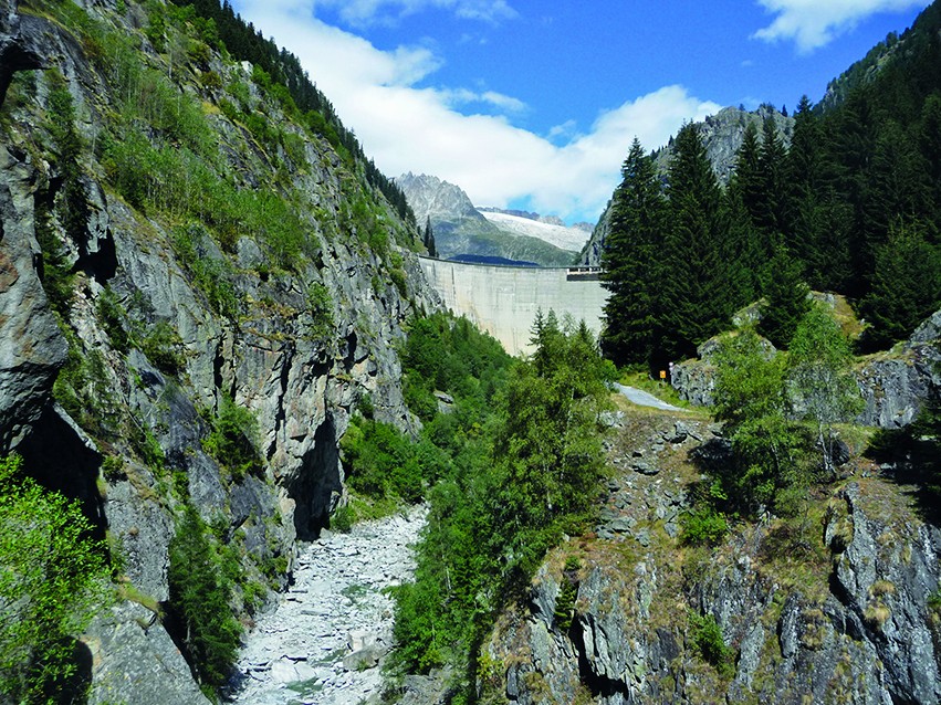 Vue sur le barrage de Gebidem depuis le pont de la Massa.
Photos: Werner Forrer