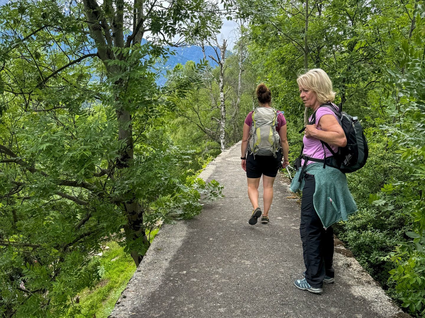 Wandern auf dem Hennebique-Kanal Richtung Rote Meile in Naters