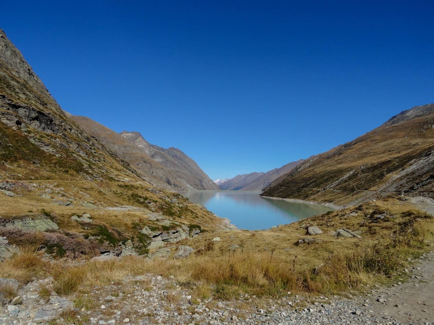 Le lac de barrage est visible durant toute l’ascension. Photo: Vera In-Albon