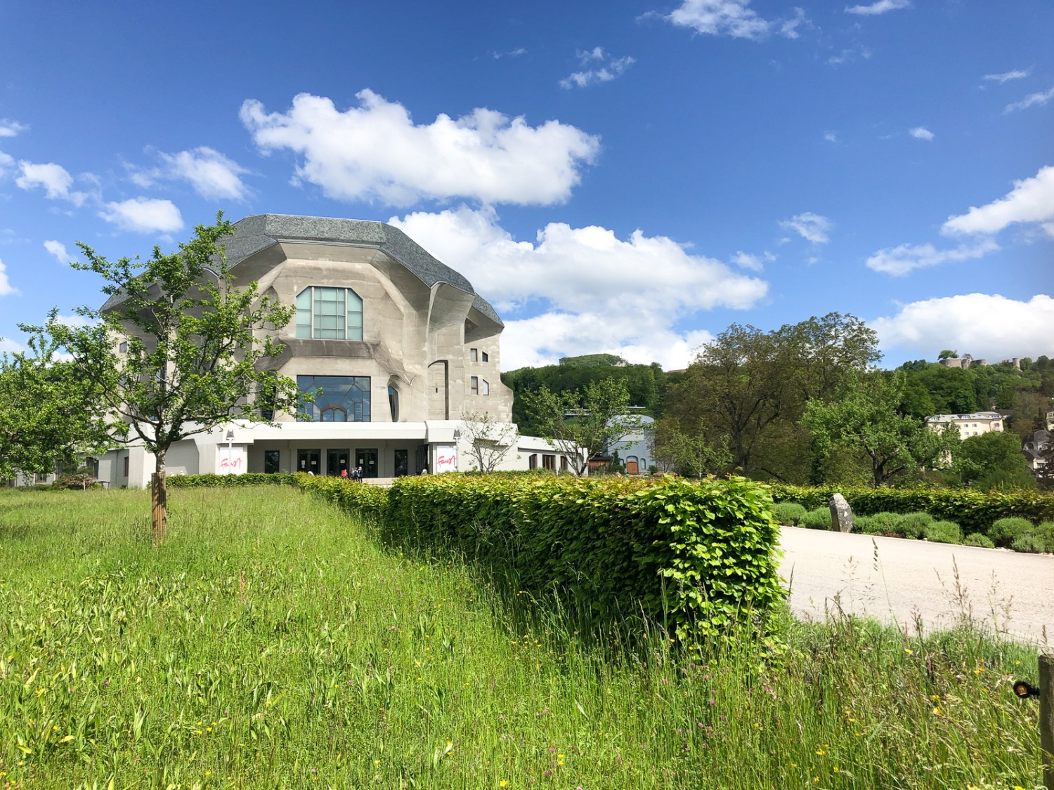 L’imponente edificio del Goetheanum è stato costruito nel 1928 secondo i disegni di Rudolf Steiner. Foto: Thomas Gloor