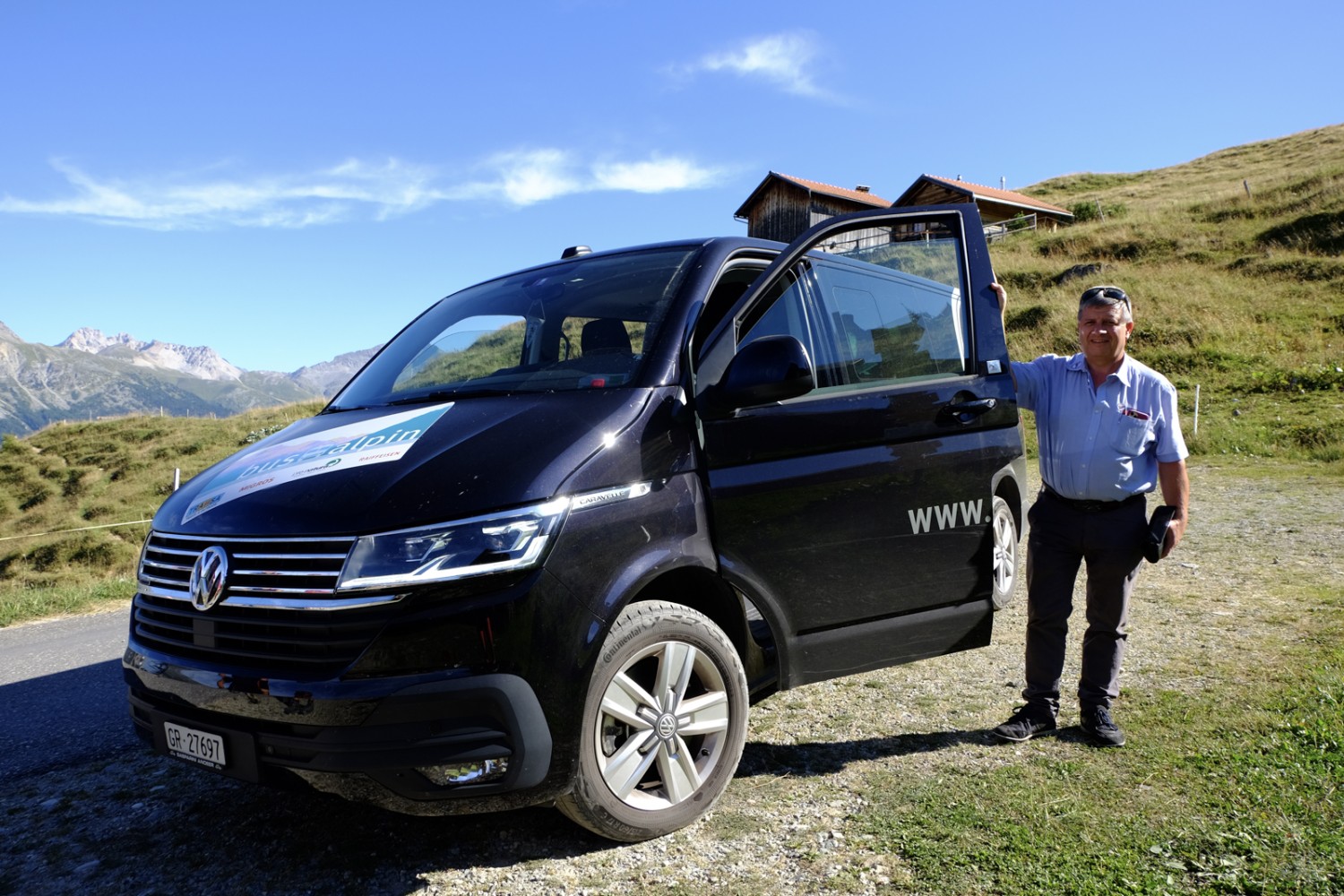 Herbert Michael auf dem Alpweiler Dumagns, einer Station des Bus alpin Beverin. Bild: Elsbeth Flüeler