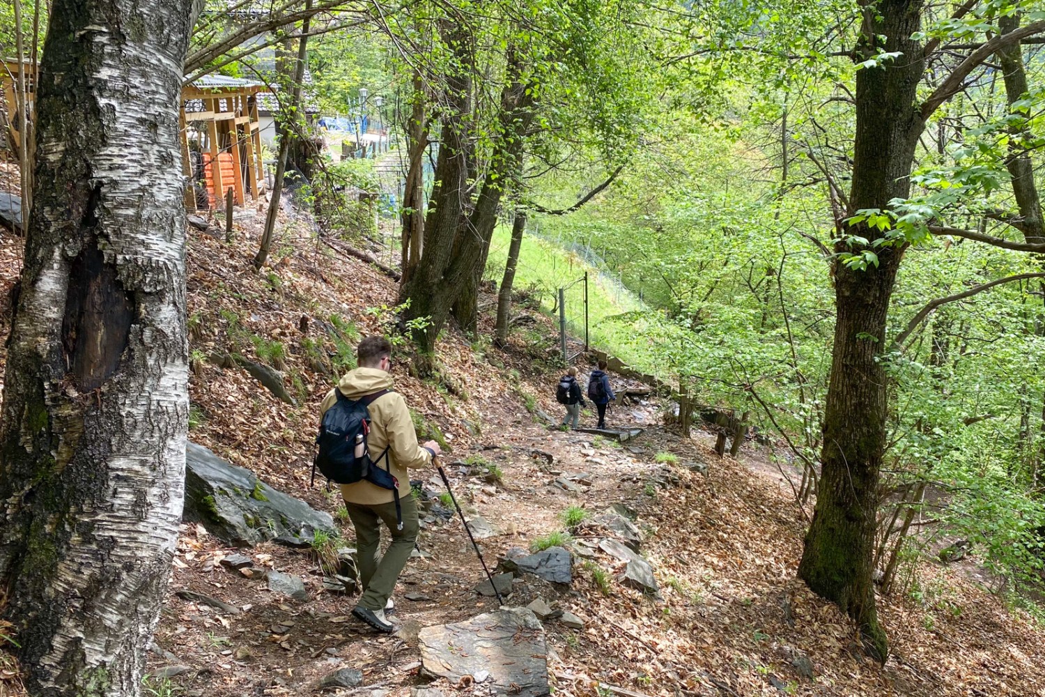 Descente vers Pianezzo depuis Paudo. Les plus belles randonnées se font sur des chemins étroits. Photo: Loïc von Matt