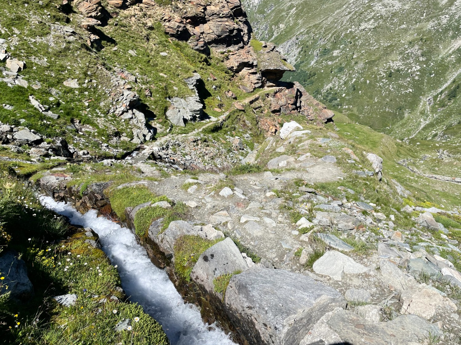 La dernière partie de la randonnée longe le bisse du Heido. Photo: Rémy Kappeler