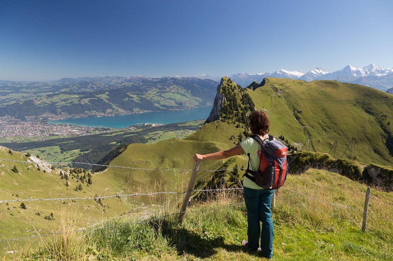 Poco prima di raggiungere il ristorante sullo Stockhorn si apre la veduta sul lago e la città di Thun. Dalla vetta il panorama è ancora più spettacolare. Foto: Markus Ruff